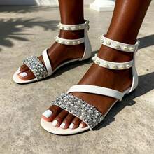 Un par de sandalias de mujer con tira de tobillo de perlas, parte superior con strass y cuentas, planas, de punta abierta, ligeras, de PU, elegantes, blancas, para fiesta - Blanco - Ver 5