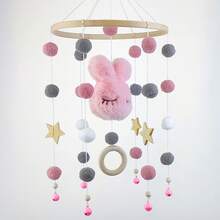 con conejo de fieltro rosa, bolas, estrellas, campanas y anillos de madera. - 1 pza. - Ver 10