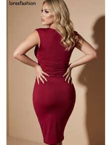 Vestido ajustado que llega debajo de la rodilla  3/4 para mujer, diseño elegante y moderno con fruncido lateral que realza la figura y estiliza la silueta, ideal para mujeres jóvenes y señoras que aman la moda con clase. Vestido de corte midi por debajo de la rodilla, confeccionado en tela suave, elástica y de alta calidad, que se adapta perfectamente al cuerpo brindando comodidad y sensualidad. Modelo sin mangas con cuello redondo clásico, ideal para eventos, cenas, citas o salidas casuales. Estilo sofisticado tipo  vestido largo con que resalta las curvas con sutileza y elegancia. Inspirado en la moda europea y urbana, este vestido es perfecto para combinar con tacones, sandalias o accesorios llamativos,deal para quienes buscan un look femenino, moderno y refinado. ¡Atrévete a destacar con este vestido ceñido 3/4, una prenda versátil, sexy y elegante que hará que todas las miradas se centren en ti! - Rojo - Ver 2