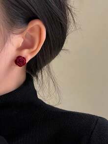 一对小巧优雅的复古红色植绒玫瑰花耳环，适合女性在休闲、节日或约会等场合佩戴。 - 玫瑰花 - 查看 3