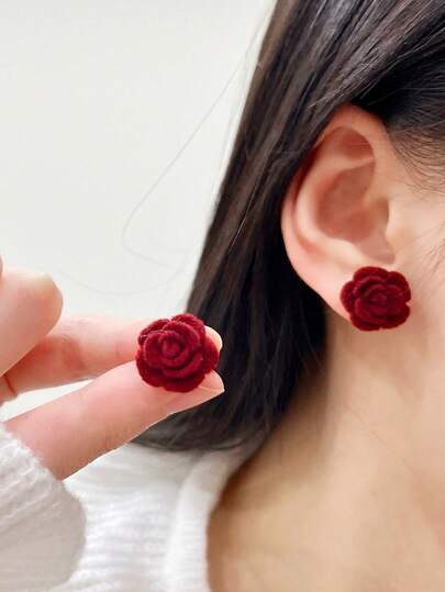1 par små, eleganta vintageörhängen med röda flockrosor, mångsidiga för kvinnor att bära avslappnat, festligt eller på dejter