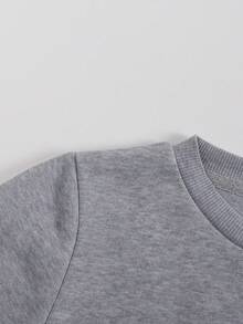 Boys' Crew Neck Pullover Sweatshirt, Suitable For Spring, Autumn, And Winter, For Children Aged 8-12. Gray, Loose And Comfortable Fit. Front Features "LIGHTNING MCQUEEN" In Red Lettering And A Lightning McQueen Racing Car Print. Back Features A Collaboration Of Lightning McQueen, Mater, And Mickey Mouse. Disney Cars Themed Design. Skin-Friendly And Breathable Fabric. Can Be Paired With Jeans, Sweatpants, Or Casual Shorts For Various Looks. Suitable For School, Weekend Outings, Family Gatherings, Disneyland Visits, And More. Eye-Catching Cartoon Design, A Must-Have For Back-To-School Season. Machine Washable And Durable. Fits All Body Types. Versatile And Practical Children's Top. Popular American Children's IP Collaboration Sweatshirt. Boys' Everyday Casual Top. Disney-Themed Children's Fun Printed Pullover Sweatshirt. Comfortable And Skin-Friendly Top For Teenagers. Unique Patterned Boys' Sweatshirt. - Màu Xám nhạt - Xem 7