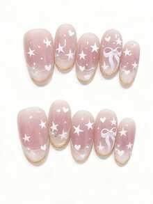 10片装，名为“星梦粉纱”。这款美甲以透亮的乳粉色为底色，点缀着手绘白色星星和爱心、精致的3D蝴蝶结，以及闪亮的金色法式指尖。柔和明亮的色调与浪漫的细节完美融合，营造出甜美梦幻的氛围——完美契合喜爱充满女性魅力、童话般梦幻美甲，并略带俏皮魅力的你。 - 淺粉色 - 查看 1