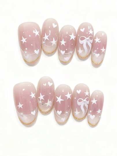 10片装，名为“星梦粉纱”。这款美甲以透亮的乳粉色为底色，点缀着手绘白色星星和爱心、精致的3D蝴蝶结，以及闪亮的金色法式指尖。柔和明亮的色调与浪漫的细节完美融合，营造出甜美梦幻的氛围——完美契合喜爱充满女性魅力、童话般梦幻美甲，并略带俏皮魅力的你。