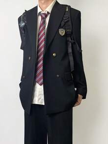 Chaqueta negra + camisa blanca + pantalón negro + insignia + corbata