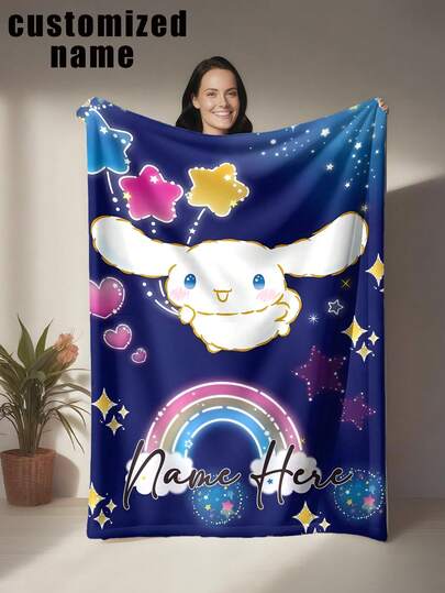  1 pieza Manta de franela con tema de Cinnamoroll de Sanrio, personalizable con nombre, con Cinnamoroll con estrellas y patrones decorativos, suave y cómoda, lavable a máquina, manta de tiro de tela de poliéster impresa digitalmente, adecuada para sofá, cama, viaje, camping, sala de estar, oficina, asiento - ¡gran regalo para familiares y amigos!