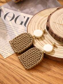 一对手工制作的软陶材质纯棕色长半圆形编织几何吊坠耳环，适合度假、外出、派对佩戴，也可作为礼物。 - 棕色 - 查看 3