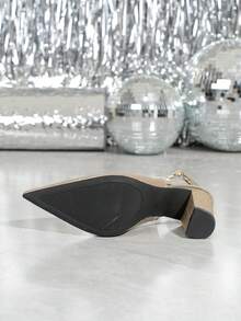 新款优雅尖头高跟鞋，闪耀金属光泽，性感高贵，优雅迷人，适合婚礼、晚宴、派对及日常工作穿着。时尚百搭的露跟高跟凉鞋，金色高跟鞋，银色高跟鞋，婚礼宴会高跟鞋。 - 香檳色 - 查看 7