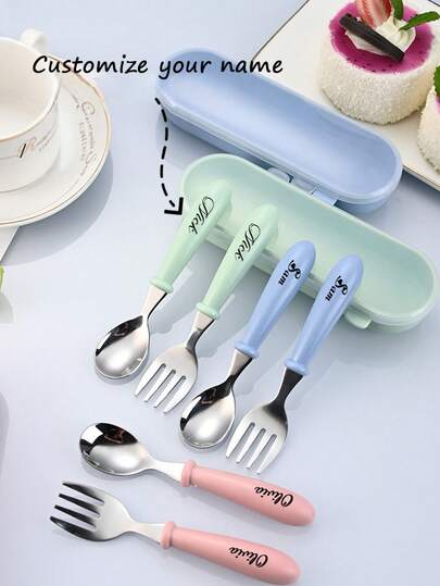 طقم أدوات طعام أطفال مخصص - يشمل شوكة وملعقة وحافظة، [قابل للتخصيص] الاسم والنص، تصميم كرتوني، مناسب للأطفال في مرحلة ما قبل المدرسة والروضة، هدية للأطفال والأصدقاء والعائلة، وجبة الغداء المدرسية، عيد ميلاد الأطفال