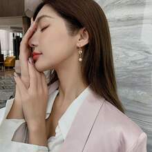 一对珍珠金心形锁扣耳环，采用修长脸型设计，不对称心形锁扣，珍珠流苏，适合女士日常佩戴。 - 不對稱珍珠耳環 - 查看 3