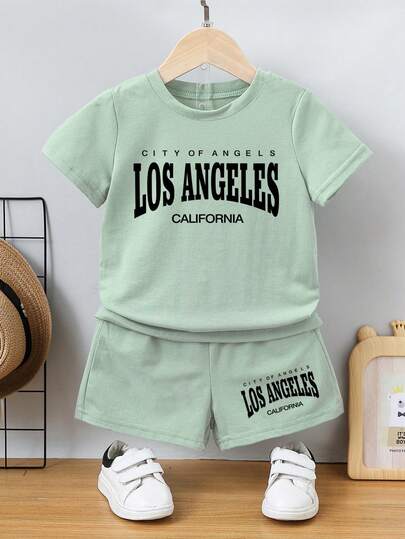 Bộ 2 món cho bé trai gồm áo thun rộng rãi thoải mái và quần short in chữ, trang phục thường ngày dễ thương cho trường học, tụ họp, hoạt động ngoài trời và tập thể dục.