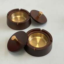 Cinzeiro de Nogueira e Latão com Tampa de Madeira - Cinzeiro à Prova de Odor. Elegante e Durável: Previne Efetivamente a Dispersão de Cinzas e Odores, Adequado para Casa/Escritório. Forro Interno de Metal Fácil de Limpar com Tampa de Madeira Suave. Portátil e Prático: Adequado para Uso Diário e Também como Peça Decorativa Moderna! - Multicolorido - Visão 12