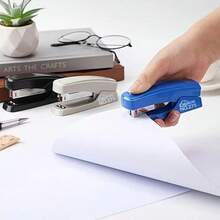 Grapadora de escritorio manual azul y negra con 2 cajas de 2000 grapas, de plástico duradero, adecuada para oficina, hogar y uso profesional, grapadora de escritorio para el hogar | Grapadora de escritorio moderna | Marcado claro para grapar - A - Ver 4