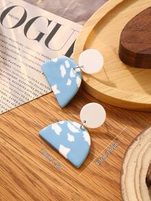 一对手工制作的夸张半圆形白色云朵图案软陶耳环，时尚独特，适合派对、外出和日常佩戴。 - 藍白色 - 查看 2