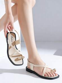 女士平底凉鞋，新款时尚黑白简约女士凉鞋（鞋码偏小两码），百搭柔软舒适女士凉鞋，夏季休闲可调节搭扣平底凉鞋，适合女孩户外购物度假沙滩穿着的平底女鞋，黑白配色，女士拖鞋，女士夏季凉鞋，轻便拖鞋，塑料拖鞋 - 黑與白 - 查看 3