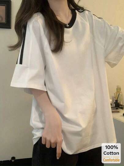 Áo thun ngắn tay dáng lửng mới mùa Xuân/Hè 2026 dành cho nữ, kiểu dáng thời trang phối sọc tương phản, màu trắng, phong cách thường ngày.