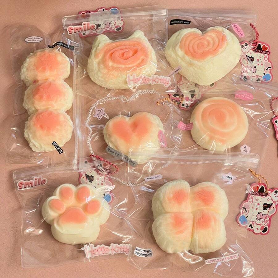 这款慢回弹减压小工具为蜜桃粉色系列，配件颜色随机。实物不含吊牌。采用柔软高弹材质，触感光滑舒适，有效缓解压力，放松心情。小巧便携，非常适合办公和日常休闲使用。