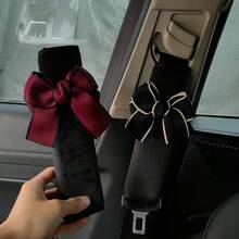 可爱的汽车安全带肩垫，带有蝴蝶结设计，非常适合想要为爱车增添一丝优雅气息的人士。 - 蝴蝶結護肩套 - 查看 2