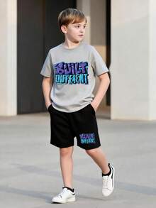 Bộ 2 món áo thun cổ tròn và quần short cho bé trai tuổi teen, thiết kế khẩu hiệu độc đáo, thích hợp mặc vào mùa xuân/hè, phù hợp đi học, chơi thể thao, du lịch, nghỉ mát, dự tiệc và các dịp khác. - Nhiều màu - Xem 9