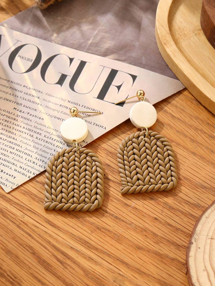 一对手工制作的软陶材质纯棕色长半圆形编织几何吊坠耳环，适合度假、外出、派对佩戴，也可作为礼物。 - 棕色 - 查看 1