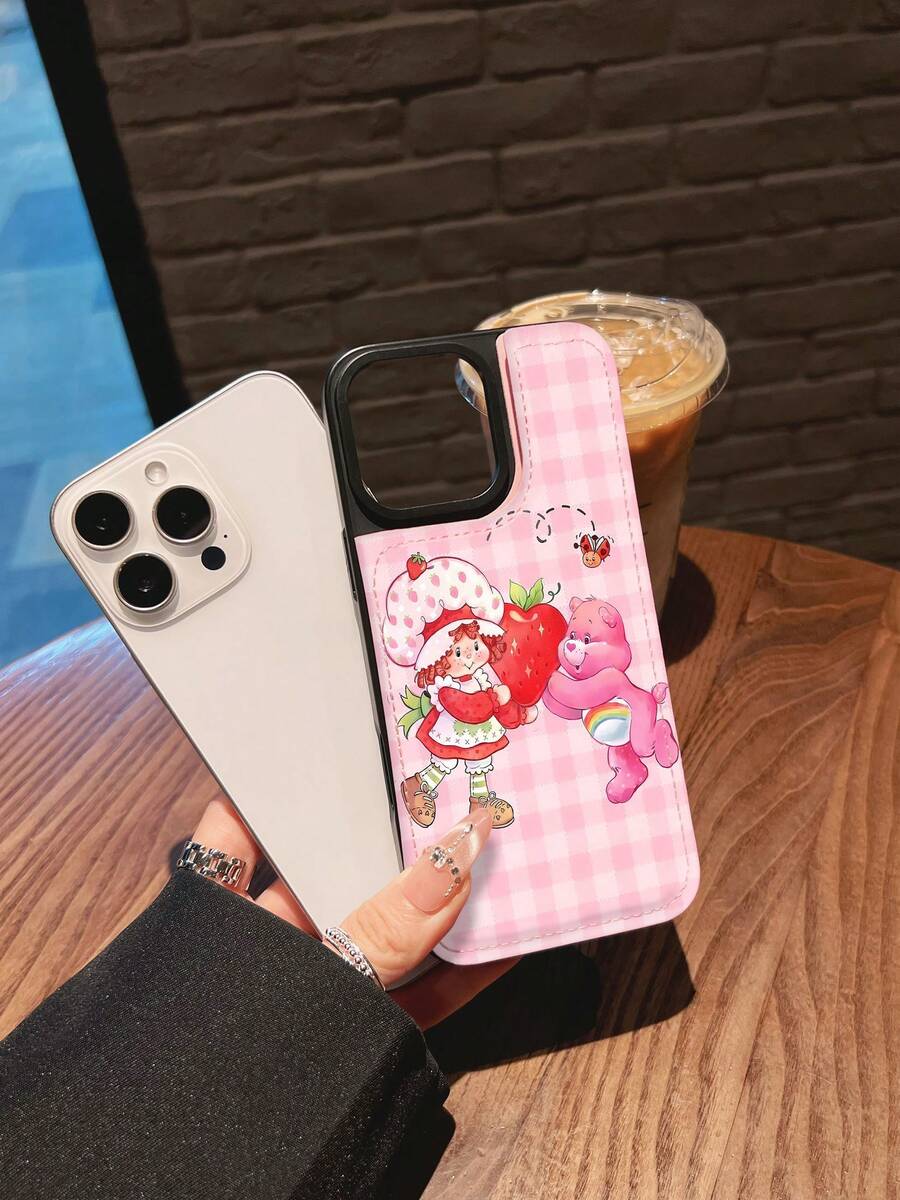 Estuche para teléfono con personaje de fresa y abrazo de oso Compatible con fundas para teléfonos 17 16 Pro Max 15 Pro Max 13 y 12 Hecho de material de TPU con un cierre magnético incorporado para un fácil almacenamiento de documentos, ya sea para uso diario o viajes Cómodo al tacto Un gran regalo para familiares, amigos, seres queridos, novios / novias y para aniversarios y días festivos - Rosa - Ver 1
