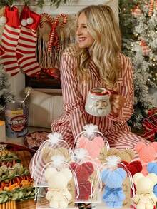 Bộ quà tặng 15 món gồm khăn tắm hình gấu dễ thương. Bao gồm 5 khăn tắm, 5 túi vải organza và 5 thiệp cảm ơn. Hoàn hảo cho đám cưới, sinh nhật, Ngày Valentine, Ngày của Mẹ, cũng như năm mới, các bữa tiệc và các dịp khác. Một món quà Ngày Valentine lý tưởng. - Nhiều màu - Xem 3