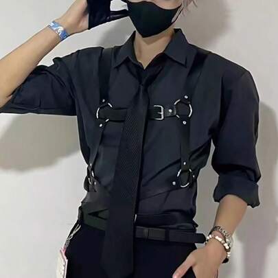 Arnés de pecho futurista | Correas ajustables con hebillas negras adecuadas para estilos góticos y de ropa urbana. Eleva tu look de ropa urbana con este audaz arnés de pecho. El diseño de hebilla de estilo industrial y las correas negras mate crean un ambiente futurista y ciberpunk, perfecto para combinar con atuendos inspirados en la tecnología, góticos o minimalistas. Agrega instantáneamente una capa de estilo a cualquier camisa o parte superior, ideal para festivales de música, cosplay o estilo urbano cotidiano.
