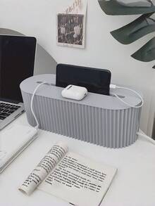 这款时尚且节省空间的大容量隐藏式电线收纳盒可用于隐藏电源插座、桌面插座和电线管理盒。它适合日常使用，采用白色桌面设计，是宿舍墙面收纳的理想之选，并带有儿童安全锁，可防止触电。 - 彩色 - 查看 9