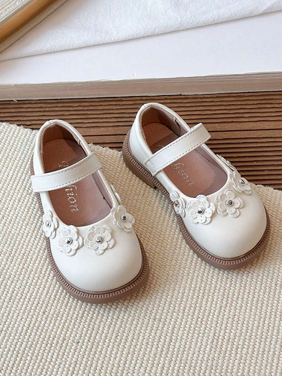 1 par de zapatos planos de moda para niños, parte superior de PU con patchwork, unicolor de cuero PU principal con decoración de flores de rhinestone, diseño de punta redonda con patchwork simple y fresco, suave y liviano transpirable, cierre de conveniente, adecuado para uso diario casual, juego, ocasiones festivas, combinando estética y practicidad.