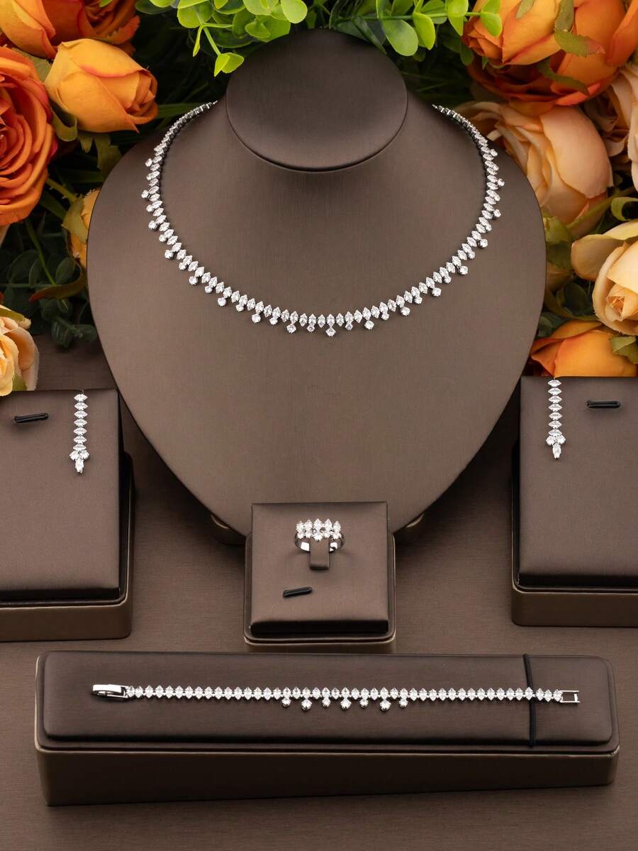 Bộ trang sức cao cấp, sang trọng đính đá Cubic Zirconia với thiết kế bắt mắt, bao gồm 1 đôi bông tai, 1 dây chuyền, 1 vòng tay, 1 nhẫn, thích hợp cho phụ nữ dự tiệc cưới hoặc các dịp lễ (Không kèm hộp quà). - Bạc - Xem 1