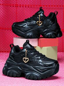 这款休闲运动鞋，大码四季皆宜的户外轻便EVA材质7厘米厚底厚底运动鞋，搭配金色破碎心形吊坠，甜美别致的Y2K风格。 - 黑色 - 查看 2