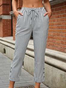 Quần nữ dáng rộng kẻ sọc, có túi cài nút bên hông - Kiểu dáng thoải mái, phù hợp cho kỳ nghỉ bốn mùa, kẻ sọc dọc trắng đen, trang phục đi nghỉ mát. - Sọc đen trắng - Xem 2