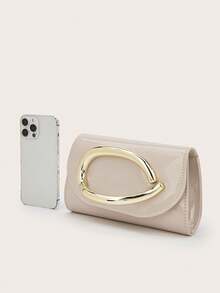 这款迷人的漆皮大容量晚宴手拿包，配有闪亮的链条肩带和时尚的翻盖设计，既是一款奢华的纯色婚礼派对手提包，也可作为女士链条单肩斜挎包使用。它适合少女、大学生、年轻职业女性和上班族女性，是派对、婚礼、晚宴和正式场合的完美之选，可与女士舞会礼服、派对配饰、亮片连衣裙、闪亮连衣裙和优雅连衣裙完美搭配。 - 杏色 - 查看 6