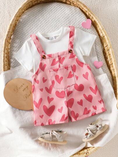 Uroczy komplet z nadrukiem serduszek na ramiączkach dla dziewczynek, odpowiedni na wiosnę/lato - urocze spodenki na ramiączkach z nadrukiem serduszek + prosta biała bluzka z krótkim rękawem, komplet 2 szt., wygodny, miękki, modny komplet dla dziewczynki, odpowiedni na co dzień, na wakacje, na imprezę, rozmiar 6-9 miesięcy, 9-12 miesięcy, 12-18 miesięcy, 18-24 miesięcy, 2-3 lata