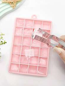 Khuôn làm đá viên bằng silicon màu hồng và xanh dương, dung tích lớn 24 viên; máy làm đá dùng trong gia đình, dễ dàng lấy đá ra nhờ nắp đậy. - Nhiều màu - Xem 4