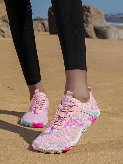 女士水上徒步鞋，粉色皮革网布拼接，适合户外徒步、沙滩漫步、水上活动，橡胶鞋底，舒适赤足五指休闲运动鞋