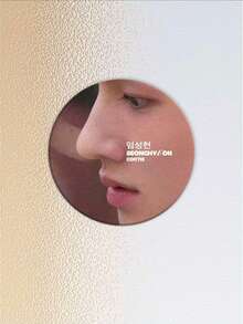 这款58毫米的KPOP男团主题徽章以成贤为主要设计元素，集精致胸针、珐琅吊坠和包包挂饰于一体。采用优质材料和精湛工艺制成，是装饰包包、帽子、衣服和鞋子的完美之选，为您的风格增添独特魅力。 - 彩色 - 查看 18