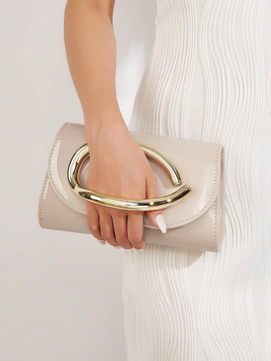 这款迷人的漆皮大容量晚宴手拿包，配有闪亮的链条肩带和时尚的翻盖设计，既是一款奢华的纯色婚礼派对手提包，也可作为女士链条单肩斜挎包使用。它适合少女、大学生、年轻职业女性和上班族女性，是派对、婚礼、晚宴和正式场合的完美之选，可与女士舞会礼服、派对配饰、亮片连衣裙、闪亮连衣裙和优雅连衣裙完美搭配。 - 杏色 - 查看 1