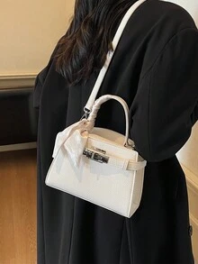 简约优雅纯色女士手提包，配金属肩带装饰；荔枝纹面料单肩包，饰以高端优雅丝巾，经典都市通勤风，可调节肩带斜挎包，适合购物、通勤，实用轻便，易于收纳的方形包袋 - 白色 - 查看 3