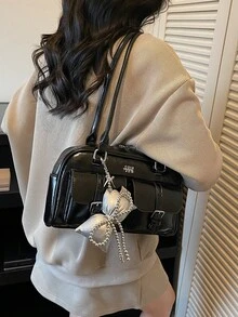 Chiếc túi đeo vai cao cấp và thời trang này được trang trí bằng chữ cái và mặt dây chuyền hình nơ bạc, với nhiều ngăn và thiết kế đa chức năng. Túi có khóa kéo trơn tru ở phía trên và hai quai xách tay hoặc đeo vai, rất phù hợp cho các buổi đi chơi, mua sắm, hẹn hò và các dịp khác. - Xem 5