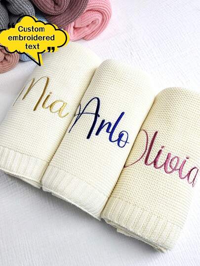 1 pièce Couverture tricotée personnalisée avec lettre | Toutes saisons pour bébés, prend en charge la personnalisation exclusive par broderie de nom, créez un article unique et réfléchi ! Tissu tricoté doux, peut être utilisé comme serviette de bain, housse de canapé, couverture de lit et couverture domestique quotidienne, convient à toutes les saisons. Cadeau de couverture tricotée pour l'anniversaire ou le baptême de votre fils ou fille