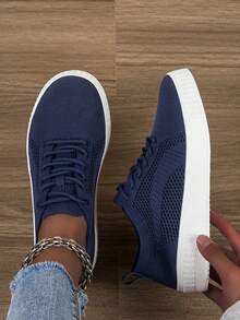 Zapatos casuales para mujer, zapatillas deportivas con cordones, suela blanda y cómoda, zapatos planos tipo patín para mujer, livianos y de corte bajo para uso diario - Azul profundo - Ver 4