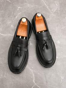 Giày lười nam, giày da mềm mại công sở, giày casual họa tiết đen trắng mới năm 2026, giày mùa hè đế mềm kiểu Hàn Quốc và Anh, giày moccasin đơn giản đa năng, giày retro hàng ngày, giày liền thân kiểu ngư dân, giày cưới trang trí tua rua cho ngày Valentine, Halloween, trang phục thường ngày, giày công sở nhẹ nhàng thoải mái, giày da mũi nhọn đế bằng nhỏ cho công sở, giày lịch sự cho quý ông, giày chú rể, quà tặng ngày lễ, giày lười Penny mùa xuân/thu. - màu đen - Xem 2