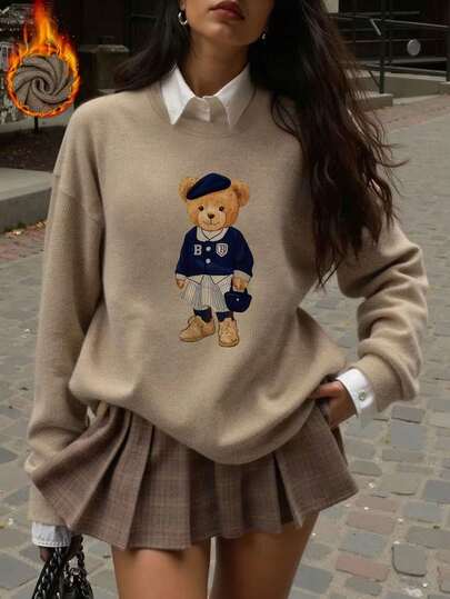 女士可爱小熊图案仿毛衣 - 柔和棕色，饰有卡通小熊脸、心形眼睛和领结。舒适的圆领、长袖、套头设计。可机洗，适合所有季节，休闲或正式场合皆可穿着。这款仿毛衣可爱又保暖，穿着舒适，设计趣味十足。