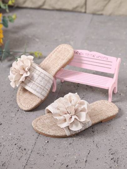 1 đôi dép xăng đan đi biển thời trang, nhẹ, có nơ trang trí dành cho bé gái.