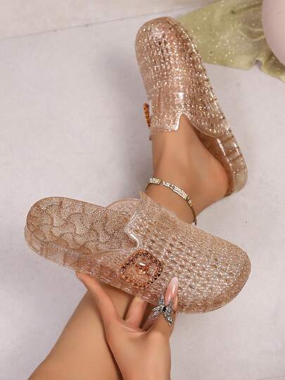 Dép lê đế bằng bằng nhựa dẻo cho nữ, dép bít mũi có khóa cài lấp lánh mùa hè, dép đi biển bằng chất liệu nhựa dẻo trong suốt mềm mại, chống trơn trượt, thích hợp cho hoạt động ngoài trời, kỳ nghỉ, mặc mùa hè.