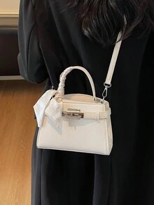 简约优雅纯色女士手提包，配金属肩带装饰；荔枝纹面料单肩包，饰以高端优雅丝巾，经典都市通勤风，可调节肩带斜挎包，适合购物、通勤，实用轻便，易于收纳的方形包袋 - 白色 - 查看 4