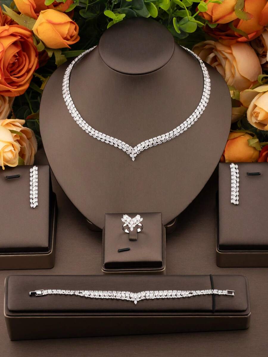 一套奢华优雅的镶嵌立方氧化锆流线型首饰套装，适合女士婚礼和宴会佩戴，包含1对耳环、1条项链、1条手链、1枚戒指，不含礼盒。