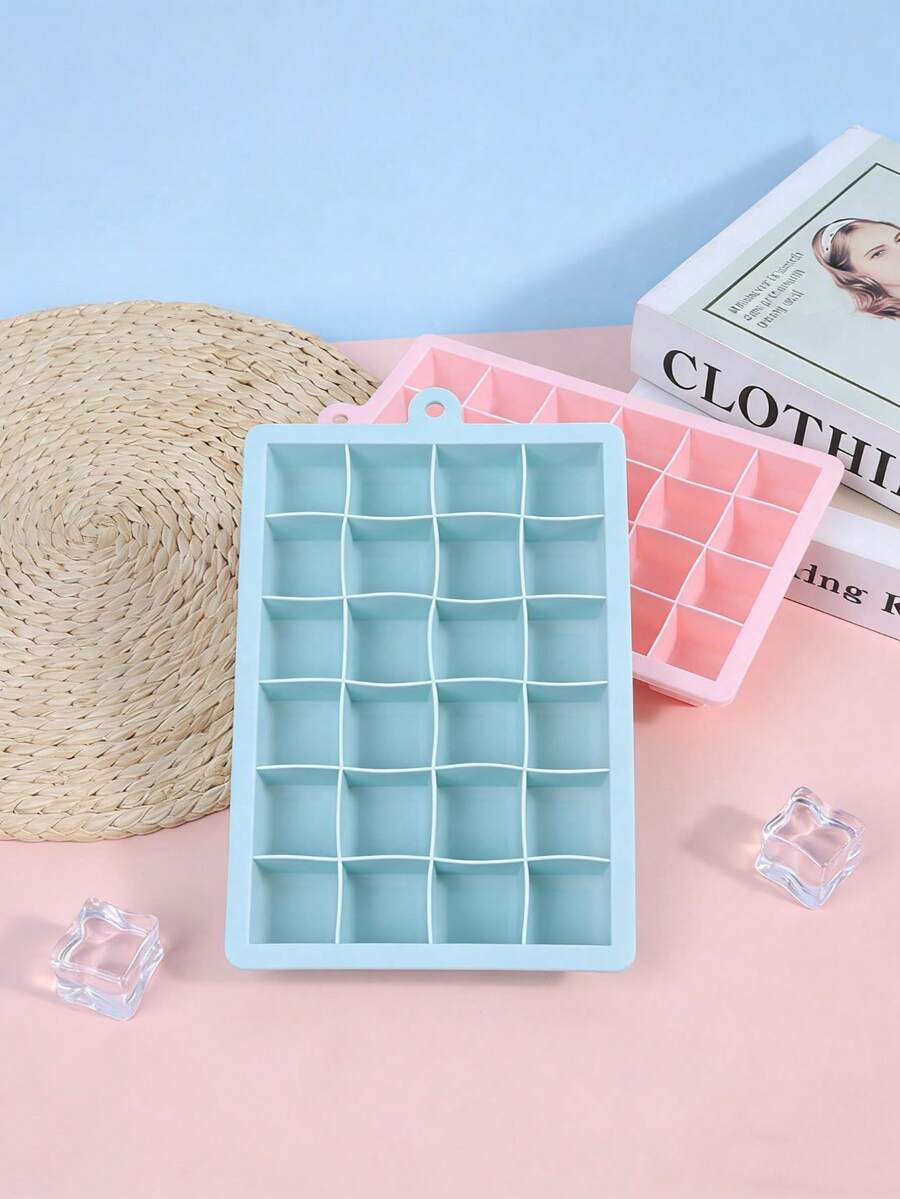 Khuôn làm đá viên bằng silicon màu hồng và xanh dương, dung tích lớn 24 viên; máy làm đá dùng trong gia đình, dễ dàng lấy đá ra nhờ nắp đậy. - Nhiều màu - Xem 1