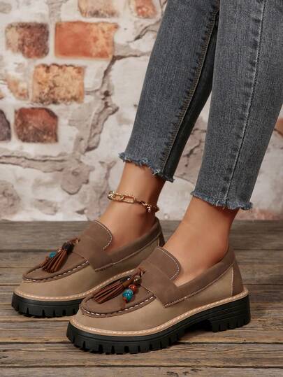 Giày lười nữ kiểu retro có tua rua, mẫu mới mùa xuân 2026, phần trên phối hai màu, trang trí tua rua đính cườm thủ công, thiết kế mũi tròn; giày lười đế xuồng thoải mái kiểu sinh viên, thích hợp cho đi làm hàng ngày, mua sắm hoặc đi học vào mùa xuân/thu.
